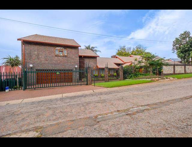 4 BEDROOM HOUSE FOR SALE IN WILRO PARK
